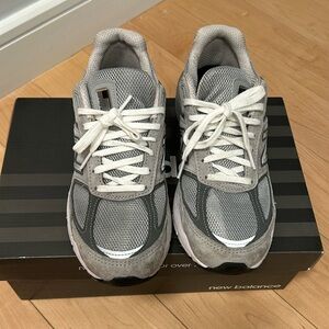 Excellent condition New Balance 990v5. Gray with silver. Size 8